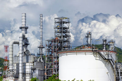 Pipelines and petrochemical industrial plant towers oil and gas refinery with blue sky cloud.