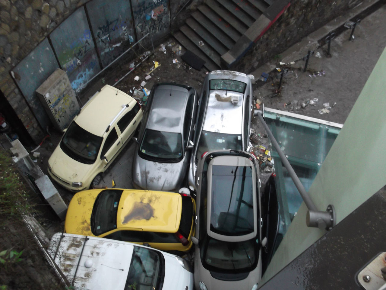 HIGH ANGLE VIEW OF CARS ON STREET