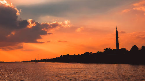 Mahakam river  indonesia  