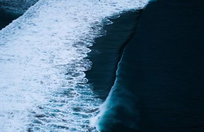 Elegant wave breaking in the ocean