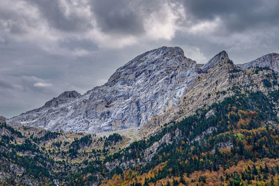 Views at the entrance to the bujaruelo valley in autumn, huesca, spain.