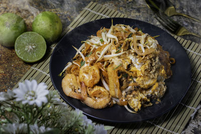 Pad thai is a popular dish for both thais and foreigners.