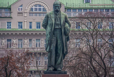 Statue of building in city