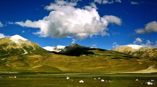 Panoramic view of lake and mountains against sky