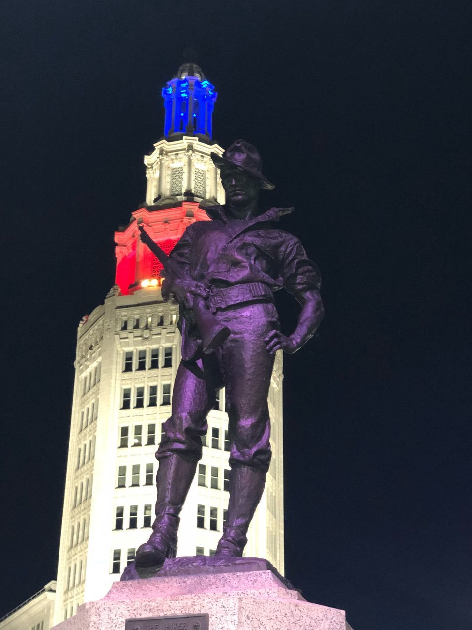 LOW ANGLE VIEW OF STATUE AGAINST HISTORIC BUILDING