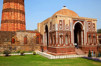 Exterior of qutub minar against clear sky