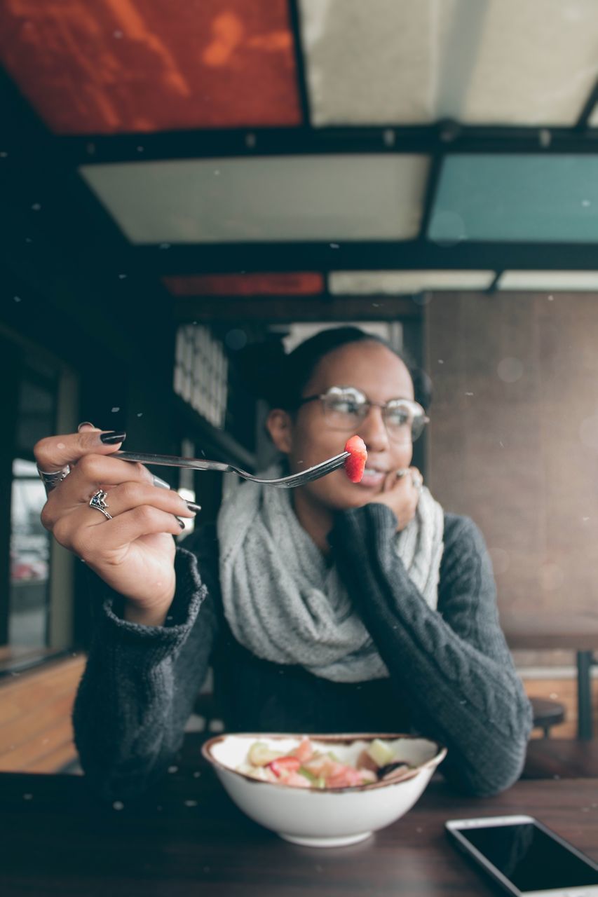 MIDSECTION OF WOMAN HAVING FOOD