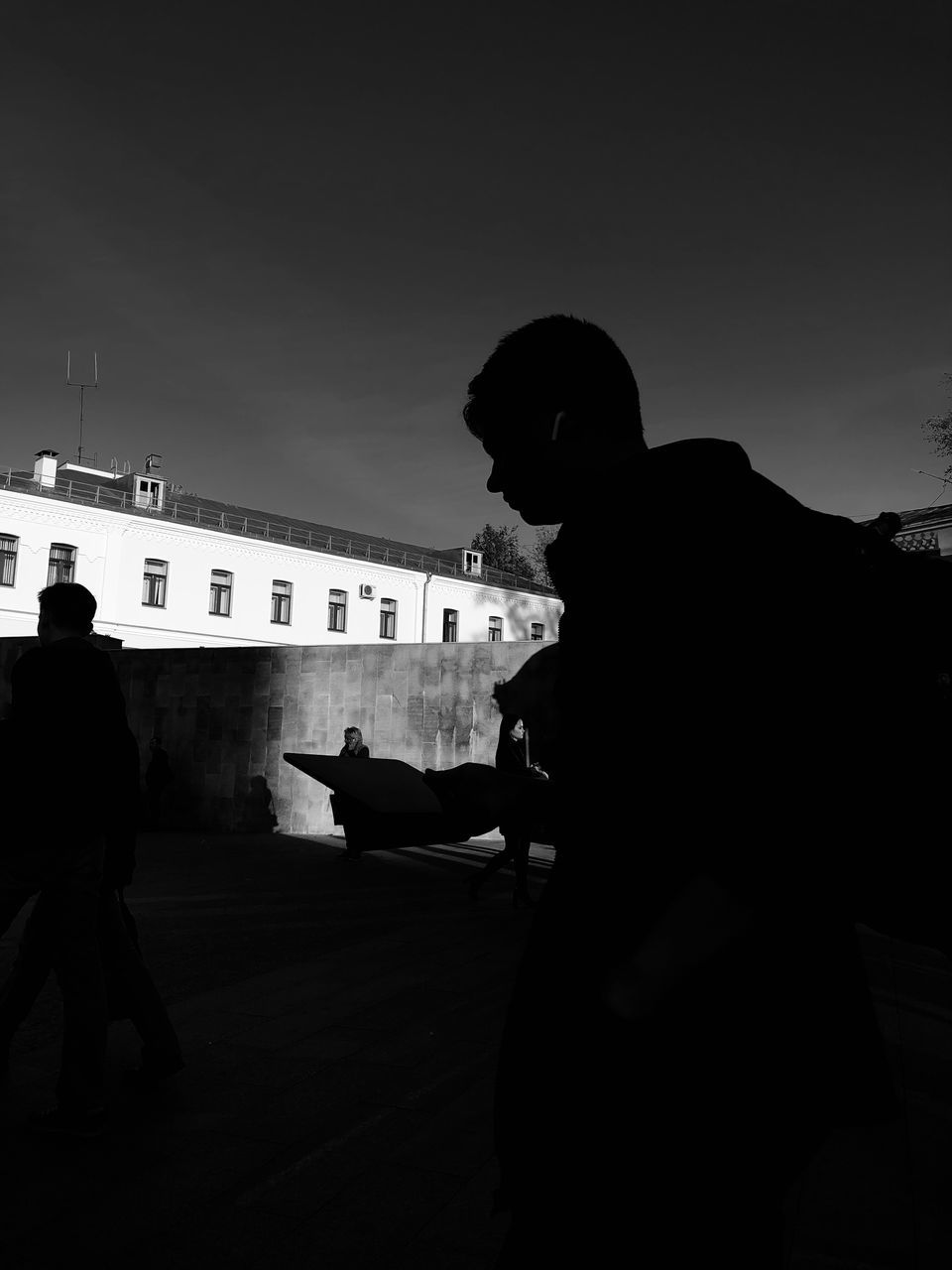 SIDE VIEW OF SILHOUETTE MAN STANDING AGAINST CLEAR SKY AT NIGHT