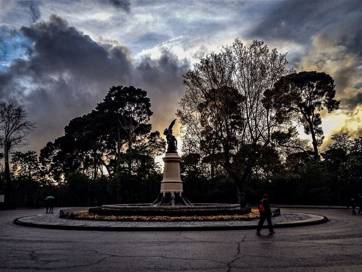 statue, tree, sculpture, human representation, art and craft, sky, art, creativity, cloud - sky, travel, travel destinations, cloudy, memorial, famous place, monument, cloud, tourism, park - man made space