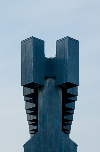 LOW ANGLE VIEW OF MODERN BUILDING AGAINST SKY