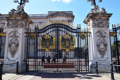 Low angle view of historical building
buckingham palace