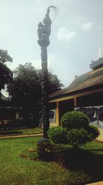 statue