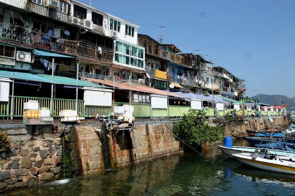 nautical vessel, architecture, water, building exterior, built structure, transportation, moored, boat, mode of transport, waterfront, canal, reflection, residential building, house, residential structure, building, river, clear sky, day, sky