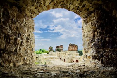 Old ruins of building against sky