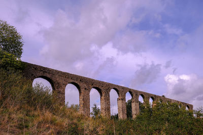 Arch bridge against sky