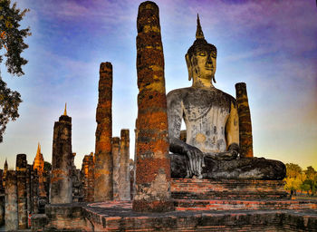 Statue of historic building against sky