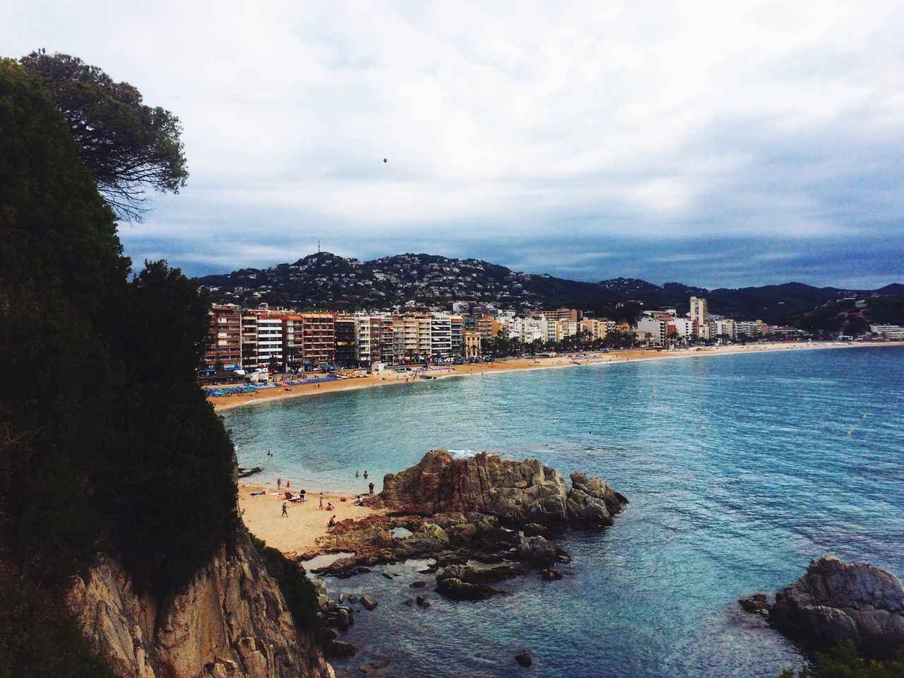 water, architecture, building exterior, built structure, city, sky, sea, cloud - sky, mountain, scenics, waterfront, residential district, cloudy, day, nature, tranquil scene, tranquility, beauty in nature, city life, town, no people, mountain range