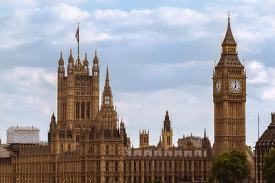 Big ben and houses of parliament against cloudy sky