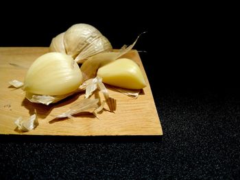 Close-up of chopped bread on cutting board