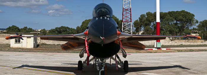 Front view of f-16 fighter jet aircraft