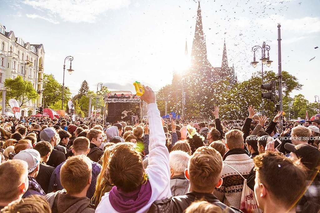 large group of people, crowd, men, person, lifestyles, leisure activity, building exterior, mixed age range, built structure, architecture, togetherness, celebration, crowded, sky, event, city, spectator, tree, city life