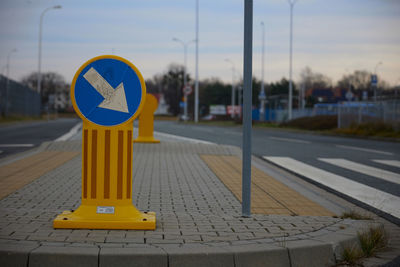 Sign of detour obstacles, on the left or on the right, with cracked white color paint texture.