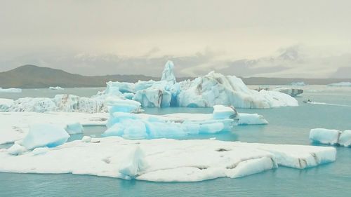 Scenic view of glacier lagoon in jokulsarlon lake against sky