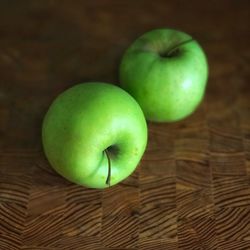 High angle view of granny smith apples on wooden table