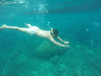 A man is diving to enjoy the underwater scenery