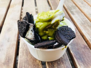 Close-up of a frozen yoghurt with oreo cookies and pistachio sauce 