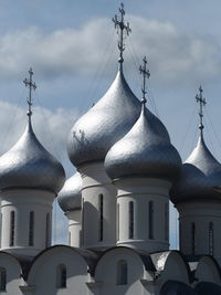 Silvery orthodox domes saint sophia cathedral, vologda blue sky on the eve orthodox holidays easter