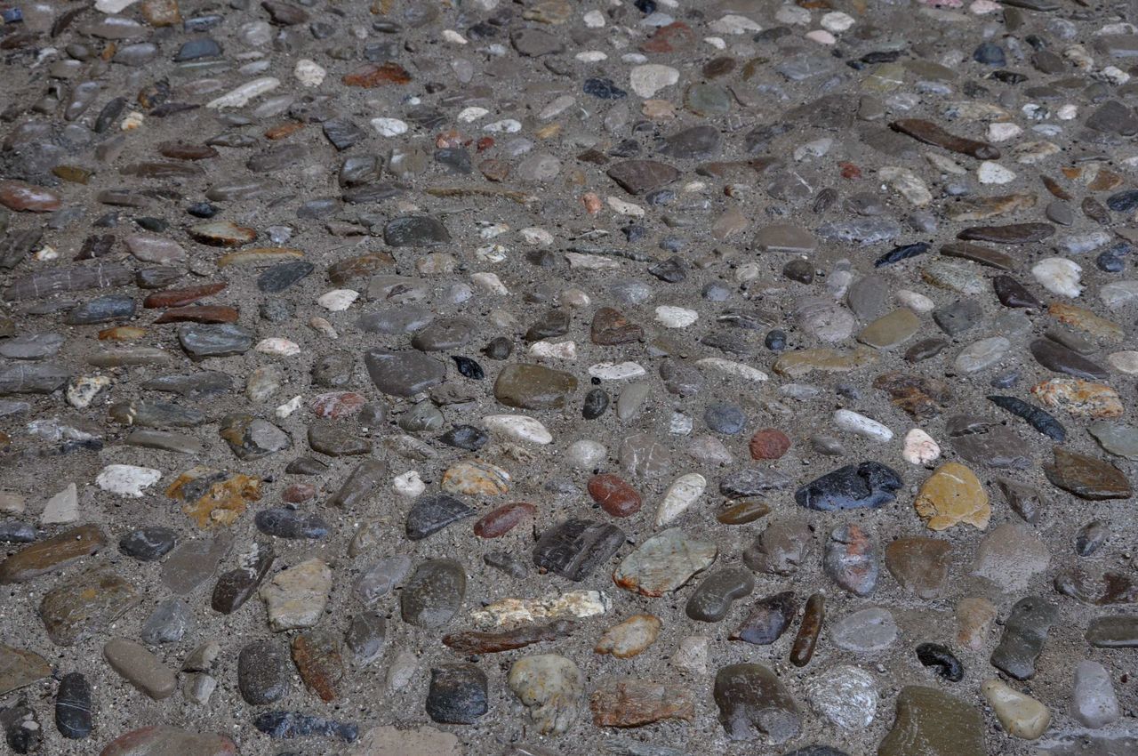 HIGH ANGLE VIEW OF STONES ON ROCK