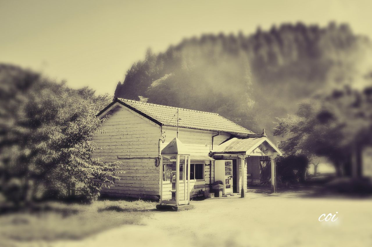 built structure, architecture, building exterior, house, tree, sky, residential structure, field, day, clear sky, selective focus, roof, nature, outdoors, landscape, no people, tranquility, tranquil scene, plant, surface level