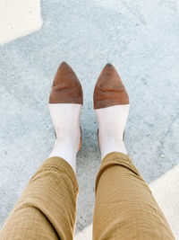 Feet in pointed toe flats