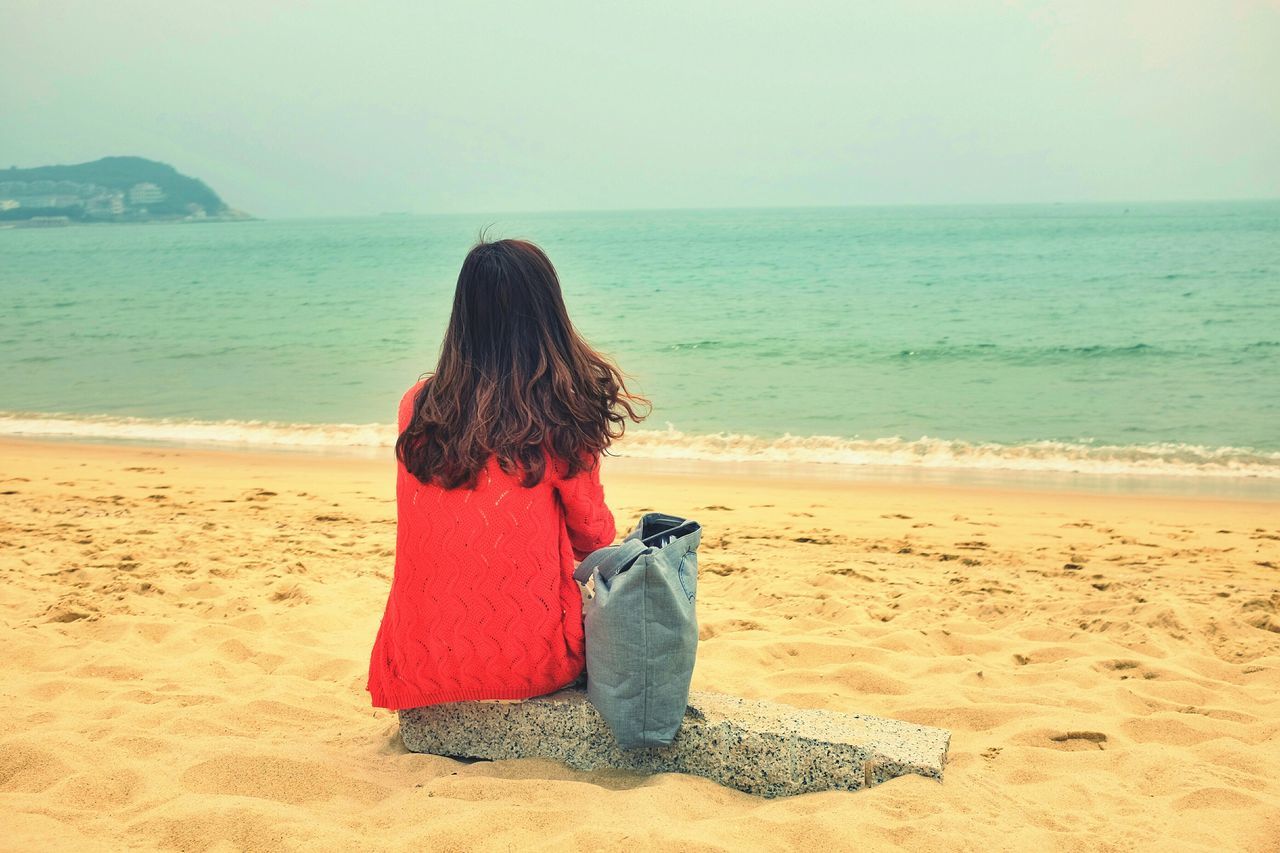 sea, beach, horizon over water, shore, sand, water, rear view, lifestyles, leisure activity, person, tranquil scene, tranquility, beauty in nature, scenics, vacations, relaxation, clear sky, nature