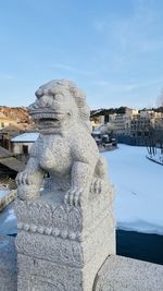 Statue of historic building against sky