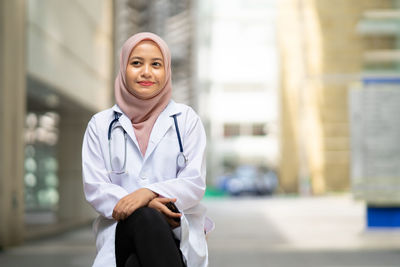 Portrait of a smiling young woman in city