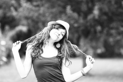 Portrait of smiling young woman outdoors