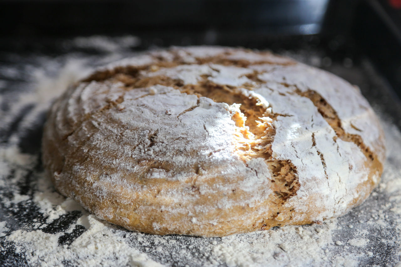 CLOSE-UP OF BREAD