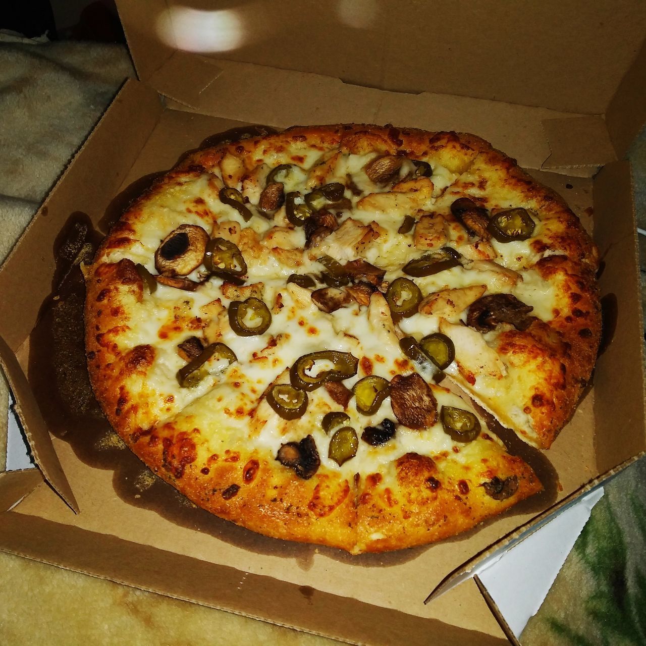 CLOSE-UP OF PIZZA IN BOX