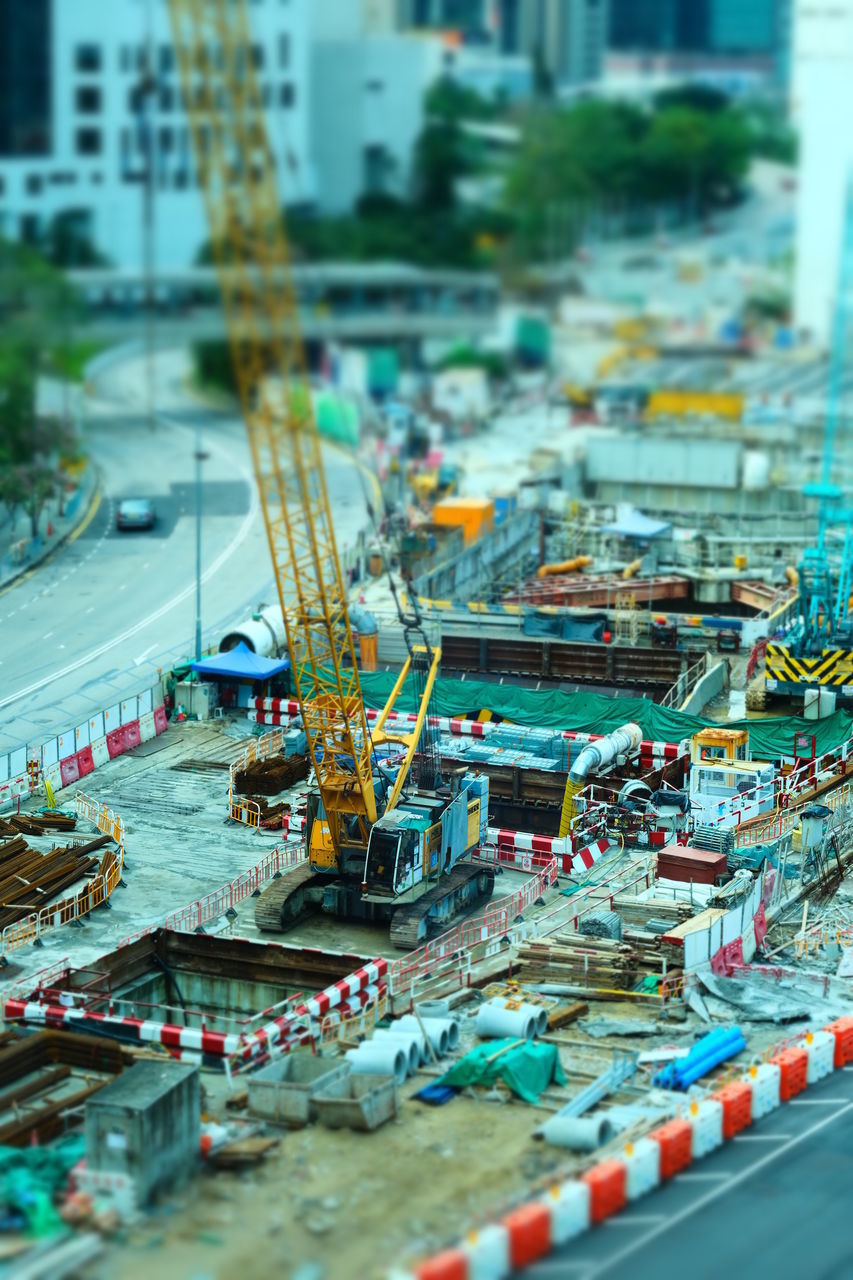 HIGH ANGLE VIEW OF VEHICLES ON ROAD