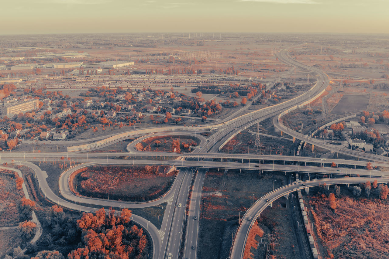 HIGH ANGLE VIEW OF HIGHWAY IN CITY