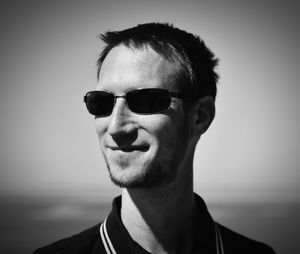 Portrait of young man wearing sunglasses against sky