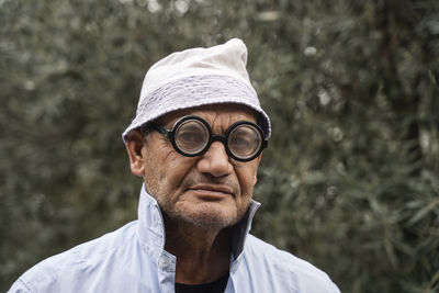 Senior man wearing eyeglasses and panama hat