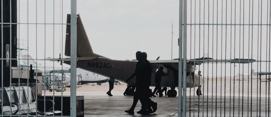 SIDE VIEW OF A AIRPLANE ON AIRPORT