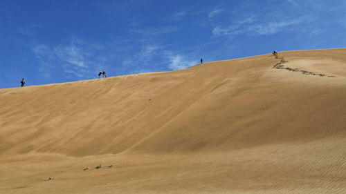 1183 tourist group climb the 420 ms.of nuoertu lake w.megadune- biggest of badain jaran desert-china