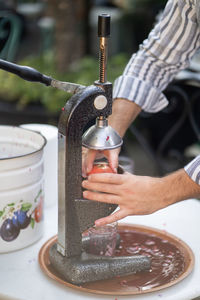 Process of squeezing pomegranate juice using manual mechanical juicer to obtain useful vitamins