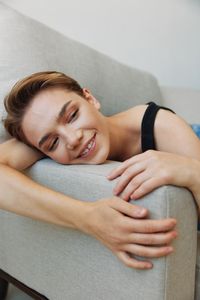 Portrait of young woman sitting on floor