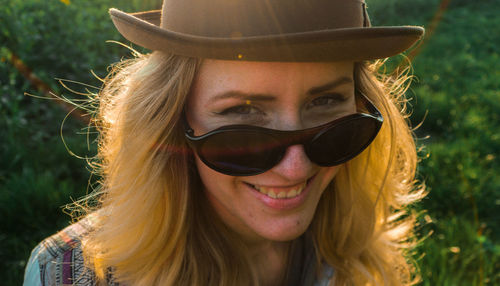 Portrait of smiling young woman with sunglasses