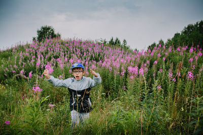 Full length of woman standing on field